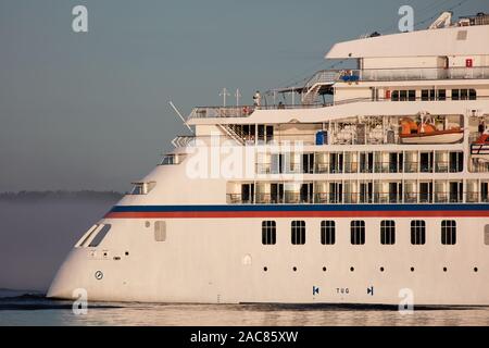 Europa Kreuzfahrtschiff verlässt, Stockholm, Schweden, der an einem sonnigen Morgen Stockfoto