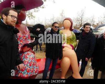 Die erste monumentale Skulptur des Bildhauers Franck Ayroles 'Les Demoiselles de la Brèche" wurde in Niort eröffnet eine große Volksmenge kamen, um ihn zu bewundern. Stockfoto