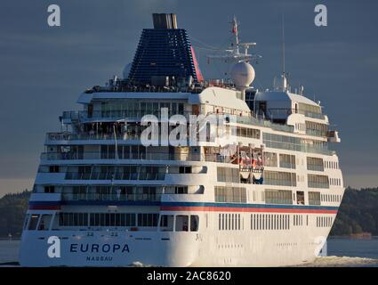 Europa Kreuzfahrtschiff verlässt, Stockholm, Schweden, der an einem sonnigen Morgen Stockfoto