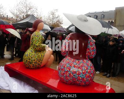 Die erste monumentale Skulptur des Bildhauers Franck Ayroles 'Les Demoiselles de la Brèche" wurde in Niort eröffnet eine große Volksmenge kamen, um ihn zu bewundern. Stockfoto
