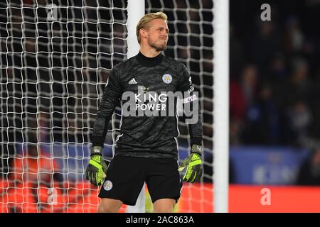 Leicester, Großbritannien. 1. Dez 2019. Kasper Schmeichel (1) von Leicester City, während VAR Bewertungen eine Entscheidung während der Premier League Match zwischen Leicester City und Everton für die King Power Stadion, Leicester am Sonntag, den 1. Dezember 2019. (Credit: Jon Hobley | MI Nachrichten) das Fotografieren dürfen nur für Zeitung und/oder Zeitschrift redaktionelle Zwecke verwendet werden, eine Lizenz für die gewerbliche Nutzung Kreditkarte erforderlich: MI Nachrichten & Sport/Alamy leben Nachrichten Stockfoto