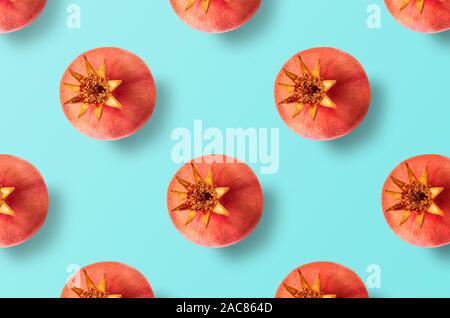 Muster der Granatapfel Obst auf der blauen Fläche Stockfoto