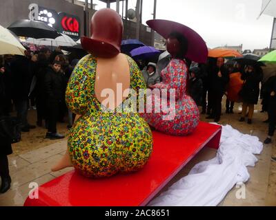 Die erste monumentale Skulptur des Bildhauers Franck Ayroles 'Les Demoiselles de la Brèche" wurde in Niort eröffnet eine große Volksmenge kamen, um ihn zu bewundern. Stockfoto