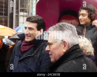 Die erste monumentale Skulptur des Bildhauers Franck Ayroles 'Les Demoiselles de la Brèche" wurde in Niort eröffnet eine große Volksmenge kamen, um ihn zu bewundern. Stockfoto