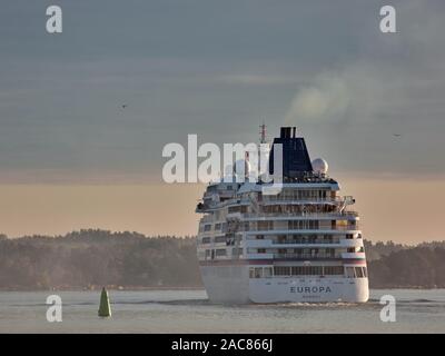 Europa Kreuzfahrtschiff verlässt, Stockholm, Schweden, der an einem sonnigen Morgen Stockfoto