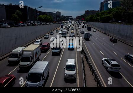 Mai 30, 2019, Moskau, Russland. Auto Verkehr auf der dritten Ringstraße in Moskau. Stockfoto