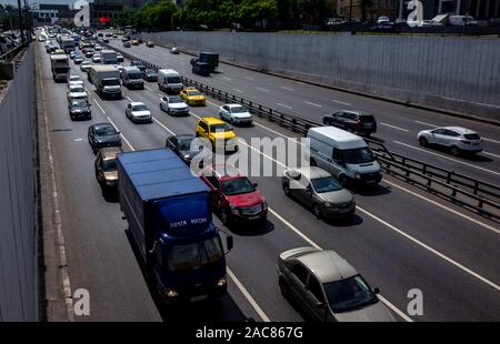 Mai 30, 2019, Moskau, Russland. Auto Verkehr auf der dritten Ringstraße in Moskau. Stockfoto