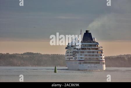 Europa Kreuzfahrtschiff verlässt, Stockholm, Schweden, der an einem sonnigen Morgen Stockfoto