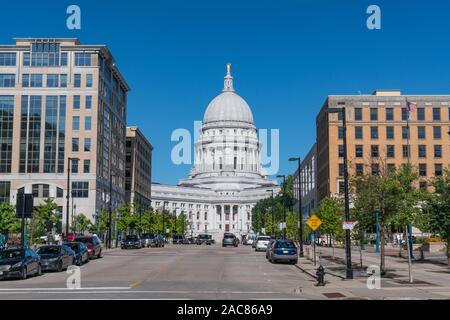 Madison, WI - 23. September 2019: Wisconsin State Capitol Building von Martin Luther King Jr. Blvd in Madison, Wisconsin Stockfoto