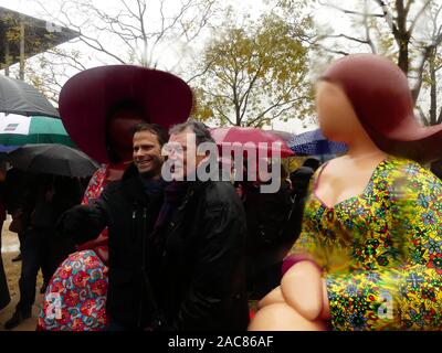 Die erste monumentale Skulptur des Bildhauers Franck Ayroles 'Les Demoiselles de la Brèche" wurde in Niort eröffnet eine große Volksmenge kamen, um ihn zu bewundern. Stockfoto