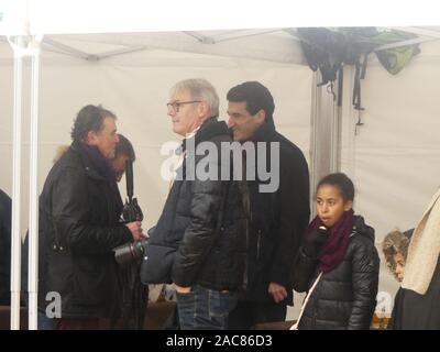 Die erste monumentale Skulptur des Bildhauers Franck Ayroles 'Les Demoiselles de la Brèche" wurde in Niort eröffnet eine große Volksmenge kamen, um ihn zu bewundern. Stockfoto