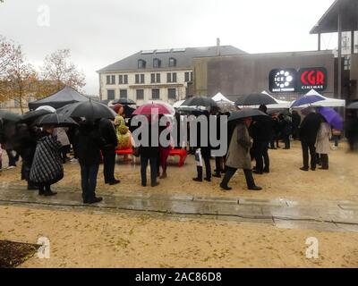 Die erste monumentale Skulptur des Bildhauers Franck Ayroles 'Les Demoiselles de la Brèche" wurde in Niort eröffnet eine große Volksmenge kamen, um ihn zu bewundern. Stockfoto