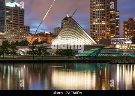 Milwaukee, WI - 22. September 2019: Äußere des Milwaukee Art Museum entlang des Lake Michigan Stockfoto