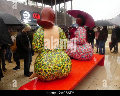 Die erste monumentale Skulptur des Bildhauers Franck Ayroles 'Les Demoiselles de la Brèche" wurde in Niort eröffnet eine große Volksmenge kamen, um ihn zu bewundern. Stockfoto