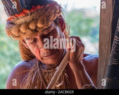 Iquitos, Peru - 26.September 2018: Portrait von Yagua Stamm älterer Inder in seiner lokalen Kostüm. Lateinamerika. Yagua, Yahuas Stockfoto
