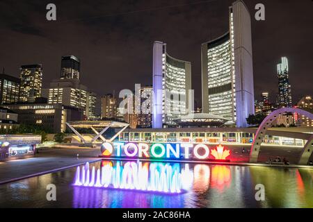 Toronto, Kanada - 20 September 2019: Nathan Phillips Square bei Nacht mit Toronto unterzeichnen und Rathaus Gebäude Stockfoto