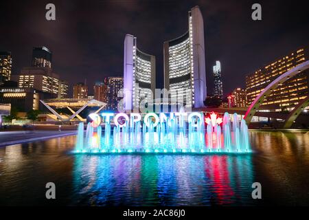 Toronto, Kanada - 20 September 2019: Nathan Phillips Square bei Nacht mit Toronto unterzeichnen und Rathaus Gebäude Stockfoto