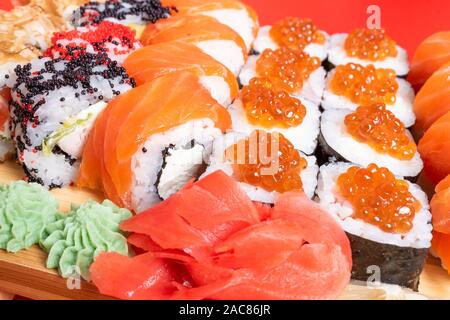 Sushi Set von Brötchen und Mohn, mit Lachs und Kaviar. Close-up. Stockfoto