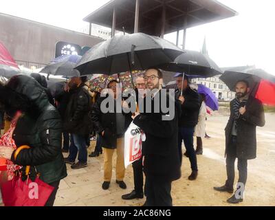 Die erste monumentale Skulptur des Bildhauers Franck Ayroles 'Les Demoiselles de la Brèche" wurde in Niort eröffnet eine große Volksmenge kamen, um ihn zu bewundern. Stockfoto