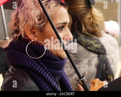 Die erste monumentale Skulptur des Bildhauers Franck Ayroles 'Les Demoiselles de la Brèche" wurde in Niort eröffnet eine große Volksmenge kamen, um ihn zu bewundern. Stockfoto