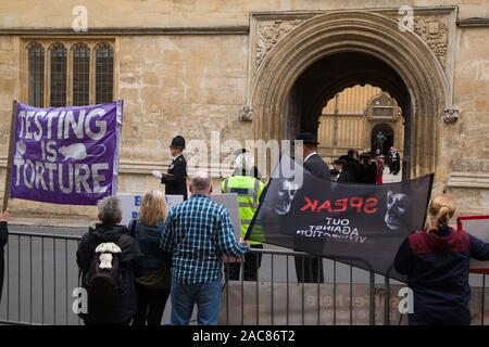 Tier rechte Demonstranten protestieren außerhalb der Bodleian Library, Oxford als Encaenium Prozession von alten Schulen Quad entsteht von einem Polizisten led Stockfoto