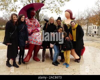 Die erste monumentale Skulptur des Bildhauers Franck Ayroles 'Les Demoiselles de la Brèche" wurde in Niort eröffnet eine große Volksmenge kamen, um ihn zu bewundern. Stockfoto