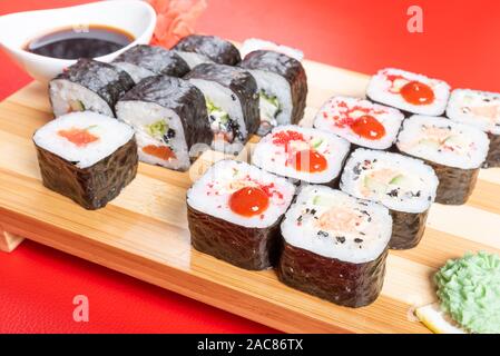 Satz von Rollen mit verschiedenen Füllungen, Garnelen, Lachs und Thunfisch. Close-up. Stockfoto