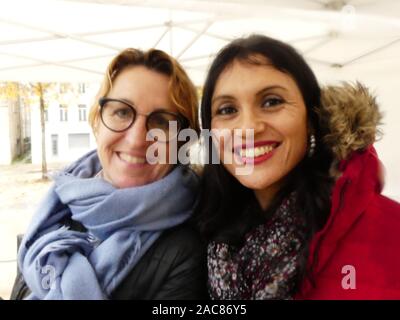 Die erste monumentale Skulptur des Bildhauers Franck Ayroles 'Les Demoiselles de la Brèche" wurde in Niort eröffnet eine große Volksmenge kamen, um ihn zu bewundern. Stockfoto