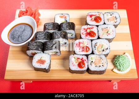 Einstellen der Mohnblumen mit verschiedenen Füllungen. Mit Ingwer und Wasabi. Close-up. Stockfoto
