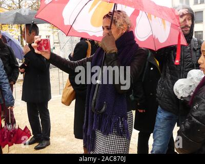 Die erste monumentale Skulptur des Bildhauers Franck Ayroles 'Les Demoiselles de la Brèche" wurde in Niort eröffnet eine große Volksmenge kamen, um ihn zu bewundern. Stockfoto