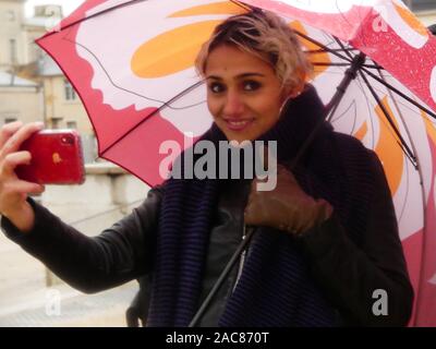 Die erste monumentale Skulptur des Bildhauers Franck Ayroles 'Les Demoiselles de la Brèche" wurde in Niort eröffnet eine große Volksmenge kamen, um ihn zu bewundern. Stockfoto