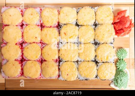 Eine grosse Auswahl an Brötchen mit Käse Kappen. Stockfoto