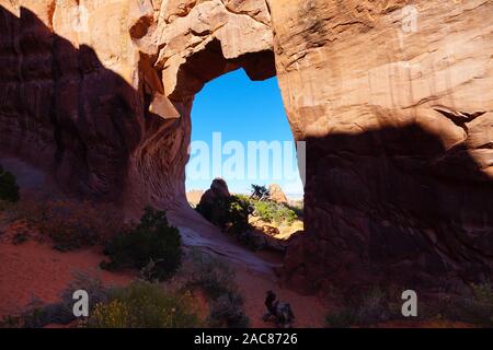 In der Nähe von Pine Tree Arch und die Landschaft auf der anderen Seite. Eine weitere schöne Sehenswürdigkeiten im Arches National Park. Stockfoto