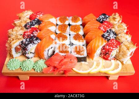 Sushi Set von Brötchen und Mohn, mit Lachs und Kaviar. Mit Thunfisch und Krill Kalifornien und Philadelphia. Close-up. Stockfoto