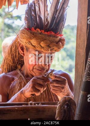 Iquitos, Peru - 26.September 2018: Portrait von Yagua Stamm älterer Inder in seiner lokalen Kostüm. Lateinamerika. Yagua, Yahuas Stockfoto