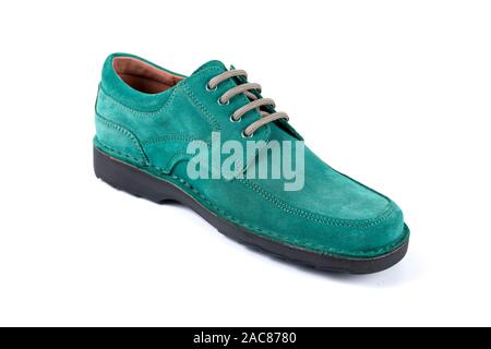 Männliche cyan Leder Schuhe auf weißem Hintergrund, isolierte Produkt, Ansicht von oben. Stockfoto