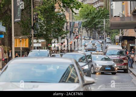 Autos rangieren in Verkehrsmessungen in der inneren Stadt Sydney Straße an einem Frühlingsabend in Australien Stockfoto