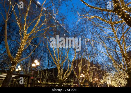Urlaub Leuchten Occidental Square in Seattle's historischen Pioneer Square Nachbarschaft am 30. November 2019. Stockfoto