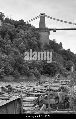 Das verlassene und inzwischen verderbte viktorianische Hafenbecken liegt an den Ufern der Avon Gorge bei Hotwells in der Nähe von Bristol in Somerset, England bei Ebbe. Stockfoto
