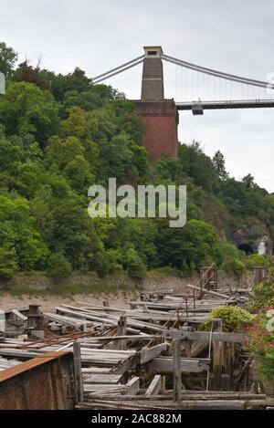 Das verlassene und inzwischen verderbte viktorianische Hafenbecken liegt an den Ufern der Avon Gorge bei Hotwells in der Nähe von Bristol in Somerset, England bei Ebbe. Stockfoto
