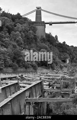 Das verlassene und inzwischen verderbte viktorianische Hafenbecken liegt an den Ufern der Avon Gorge bei Hotwells in der Nähe von Bristol in Somerset, England bei Ebbe. Stockfoto