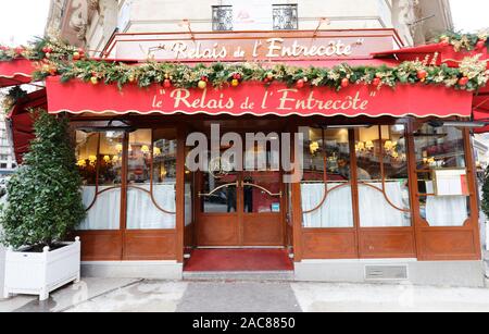 Le Relais de lEntrecote ist ein traditionelles französisches Restaurant für Weihnachten dekoriert. Im historischen Zentrum von Paris in der Nähe von Champs Elysees Avenue Stockfoto