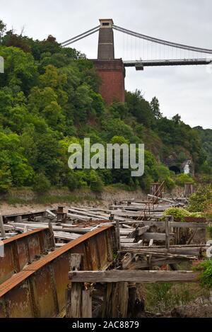 Das verlassene und inzwischen verderbte viktorianische Hafenbecken liegt an den Ufern der Avon Gorge bei Hotwells in der Nähe von Bristol in Somerset, England bei Ebbe. Stockfoto