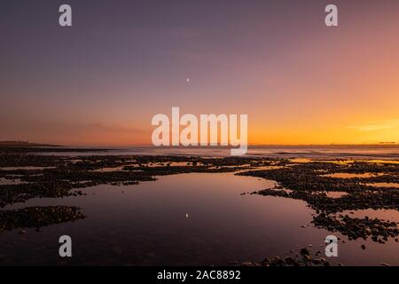 Walney Island, Cumbria, Großbritannien. 1. Dezember 2019. Nach einem kalten Tag, von der Küste von Cumbria, Sonnenuntergang Blick über die Irische See von Walney Island. Credit: greenburn/Alamy leben Nachrichten Stockfoto