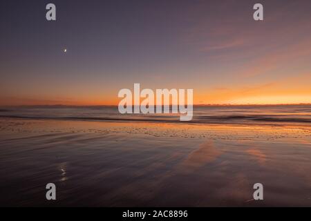 Walney Island, Cumbria, Großbritannien. 1. Dezember 2019. Nach einem kalten Tag, von der Küste von Cumbria, Sonnenuntergang Blick über die Irische See von Walney Island. Credit: greenburn/Alamy leben Nachrichten Stockfoto