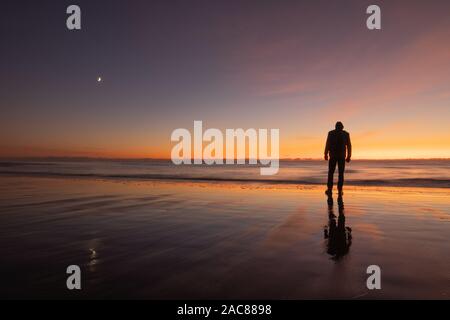 Walney Island, Cumbria, Großbritannien. 1. Dezember 2019. Nach einem kalten Tag, von der Küste von Cumbria, Sonnenuntergang Blick über die Irische See von Walney Island. Credit: greenburn/Alamy leben Nachrichten Stockfoto