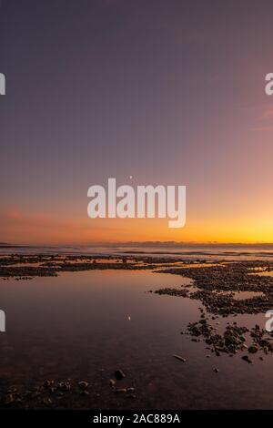 Walney Island, Cumbria, Großbritannien. 1. Dezember 2019. Nach einem kalten Tag, von der Küste von Cumbria, Sonnenuntergang Blick über die Irische See von Walney Island. Credit: greenburn/Alamy leben Nachrichten Stockfoto