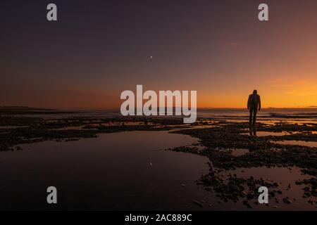 Walney Island, Cumbria, Großbritannien. 1. Dezember 2019. Nach einem kalten Tag, von der Küste von Cumbria, Sonnenuntergang Blick über die Irische See von Walney Island. Credit: greenburn/Alamy leben Nachrichten Stockfoto