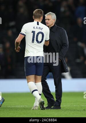 London, Großbritannien. 30 Nov, 2019. Jose Mourinho (Spurs Cheftrainer), mit Harry Kane (TH) an der Tottenham Hotspur v Bournemouth englische Premier League Match, in dem neuen White Hart Lane, London, Großbritannien, am 30. November 2019. ** Nur die redaktionelle Nutzung, eine Lizenz für die gewerbliche Nutzung erforderlich. Keine Verwendung in Wetten, Spiele oder einer einzelnen Verein/Liga/player Publikationen ** Quelle: Paul Marriott/Alamy leben Nachrichten Stockfoto