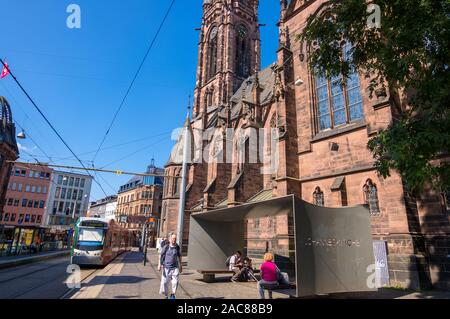 Saarbrücken, Deutschland - 31. August 2019: Der saarbahn Straßenbahn im historischen Bereich der Stadt Saarbrücken Stockfoto